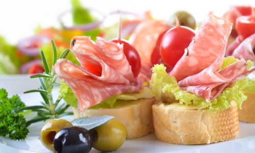 Partyhäppchen mit feiner italienischer Salami,  Salatblatt und Cherrytomate